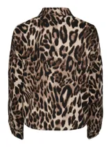 Camisa animal print con estampado de leopardo en tonos marrones y beige. Tiene cuello camisero, mangas largas con puños abotonados, cierre frontal con botones y dos bolsillos de parche en el pecho.
