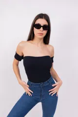 Body blanco de breteles finos y mangas cortas con detalle de etiqueta negra.