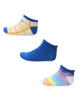 Pack de tres pares de medias de corte trainer, con diseños variados: un par a cuadros, un par liso y un par con arcoíris.