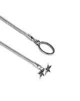 Pulsera de eslabones plateada con cierre de gancho con forma de óvalo y dos estrellas.