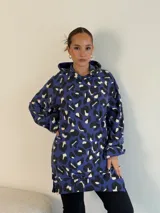 Canguro oversize con capucha, de tela suave con estampado animal print en tonos azul, negro y blanco.