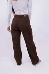 Pantalón cargo marrón de corte ancho, con bolsillos laterales con solapa y bolsillos traseros.