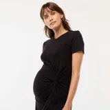 Vestido midi negro de algodón, corte ajustado, manga corta, cuello redondo y frunce lateral con abertura en la falda.