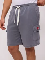 Short deportivo gris con bolsillos cargo laterales y cordón ajustable en la cintura.
