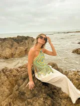Top halter tejido al crochet con diseño de rombos en amarillo y celeste, con flecos en el ruedo.