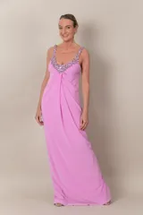 Vestido largo de lycra drapeada color rosa, con bordado en el cuello y tirantes, y tajo en la parte trasera.
