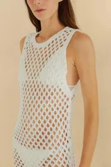 Vestido largo de crochet calado color blanco, sin mangas y con cuello redondo. Ideal para usar sobre traje de baño.