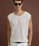 Musculosa de hombre color beige, tejida con textura rendada y cuello redondo.