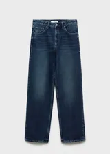 Pantalón de jean azul oscuro, de corte recto, tiro medio y cinco bolsillos.
