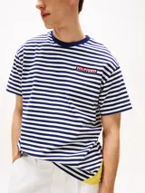 Remera de algodón a rayas horizontales azules y blancas, con cuello redondo azul y logo de Tommy Hilfiger en el pecho.