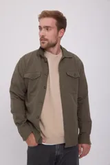 Sobrecamisa verde oliva de manga larga con cuello de camisa, cierre con botones y dos bolsillos frontales con solapa abotonada.