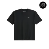 Camiseta negra de corte boxy fit con cuello redondo y logo bordado en el pecho.