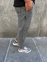Jeans slouchy gris gastado, de corte holgado y tiro alto.