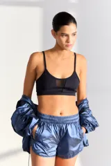 Short deportivo azul brillante con cintura elástica y cordón ajustable.