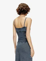 Top ajustado de tirantes finos, color azul oscuro con efecto lavado (acid wash). Presenta costuras marcadas en el busto con forma de corazón y un ajuste ceñido al cuerpo.