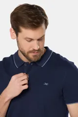 Remera polo azul marino de jersey de algodón, con cuello clásico con botones, mangas cortas con ribete y logo bordado en el pecho.