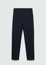 Pantalón de vestir color beige de corte recto con bolsillos laterales y traseros.
