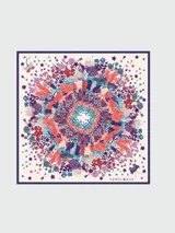 Pañuelo de seda con estampado floral en tonos pastel.