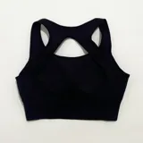 Top deportivo gris con breteles anchos y espalda deportiva.