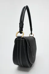 Bolso de hombro ovalado negro con asa de doble tira redonda con detalles metalizados dorados. Cierre imantado y asa de bandolera extraíble con tejido a contraste. Bolso interior con cierre mediante cremallera metálica.