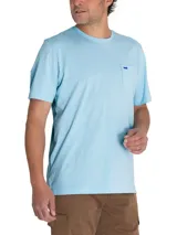 Remera celeste de algodón orgánico, corte regular fit, con cuello redondo y bolsillo en el pecho con logo bordado de la marca.