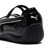 Zapatillas Puma Speedcat Ballet de charol negro con detalles en blanco y tiras elásticas cruzadas.