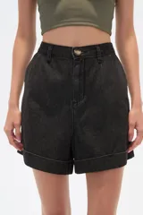Short de jean con tiro alto, diseño holgado con pinzas en la cintura y ruedo con dobladillo.