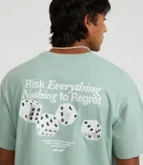 Remera de corte boxy, color verde menta, con cuello redondo y manga corta. Presenta un pequeño estampado en el pecho con texto en blanco.