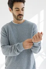 Sweater azul petróleo de punto con cuello redondo.