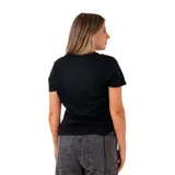 Remera de manga corta para mujer, color negro, con cuello redondo acanalado. Presenta un estampado gráfico frontal que muestra un paisaje de montañas, un sol y un pino, con el nombre de la marca Columbia en la parte inferior.