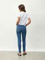 Jean skinny de tiro alto color azul.