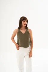 Chaleco verde oliva con escote en V y breteles anchos con detalle de botones metálicos.