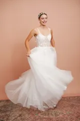 Vestido largo de microtul blanco con brillo y apliques de flores, con breteles finos y falda con vuelo. Ideal para quinceañeras.