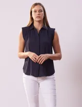 Blusa negra de gasa marca Tahari, con cuello a la base con solapa, abertura central con botones ocultos y detalle plisado en hombros.