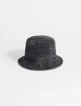 Gorro tipo bucket negro con efecto lavado.