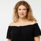 Blusa negra con escote bardot, mangas cortas y corte holgado.
