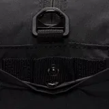Bolso deportivo tipo duffel bag color negro, con asas de mano y correa ajustable para hombro. Presenta un gran logo Nike Swoosh en blanco con efecto de líneas horizontales en el frente, y un bolsillo exterior con cierre.