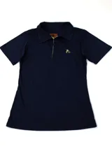 Remera tipo polo amarilla, de manga corta y cuello clásico, confeccionada en 100% algodón.