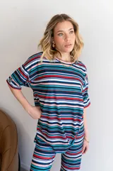 Remerón de viscosa con estampado a rayas horizontales blancas y negras, de corte holgado y mangas cortas.