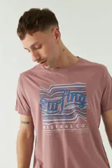 Remera gris de manga corta con estampa frontal con la palabra "Surfing" y el logo de Mistral Co.