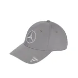 Gorra gris de Adidas, con logo de Mercedes Benz bordado en el frente y logo de Adidas bordado en la visera.