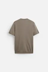 Camiseta negra de punto con cuello redondo, manga corta y corte regular. Tejido de viscosa con acabado en rib.