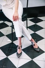 Bailarinas con base de rejilla y piezas de animal print a contraste plata y negro. Cordón redondo beige con borla a juego.