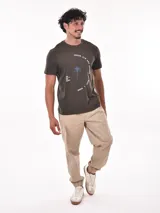 Remera verde militar de corte recto con cuello redondo y estampa con una palmera y texto en el frente.