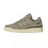 Championes Adidas Forum Low CL color gris topo con detalles en verde oliva y suela color crema.