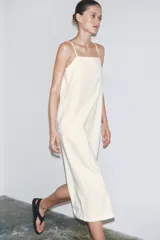 Vestido midi de escote recto y tirantes finos, color crudo.