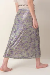 Pollera larga marrón con lentejuelas degradadas en celeste.