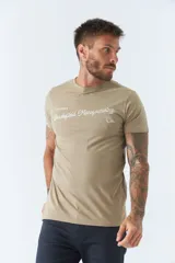 Remera color arena con cuello redondo y logo bordado en el pecho.
