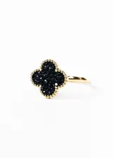 Anillo dorado con forma de trébol de cuatro hojas relleno con micro zirconias negras.