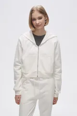 Campera jogging negra con cierre frontal y capucha, de felpa.
